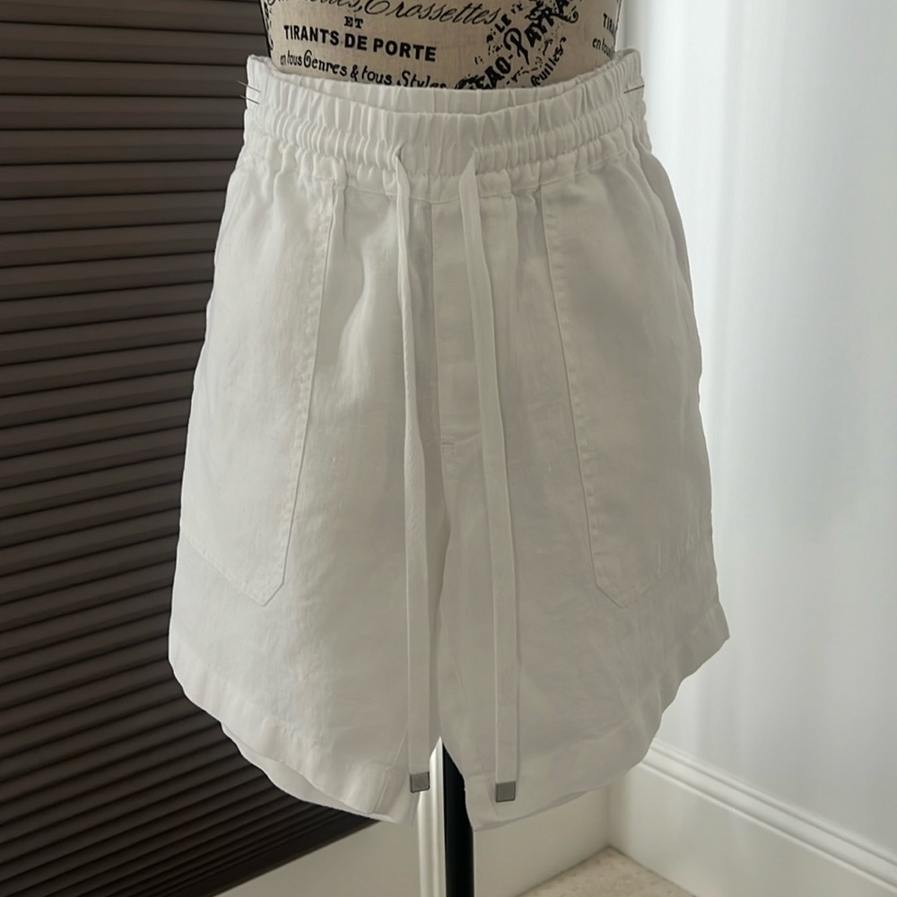 Ladies Lauren White Shorts Size 2 NWOT